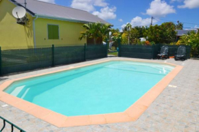 Maison de 2 chambres avec piscine partagee jardin clos et wifi a Saint Francois a 4 km de la plage